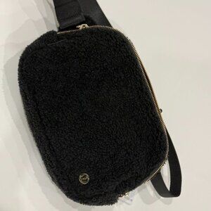 Lululemon Everywhere Fleece Belt bag (Black And Gold)